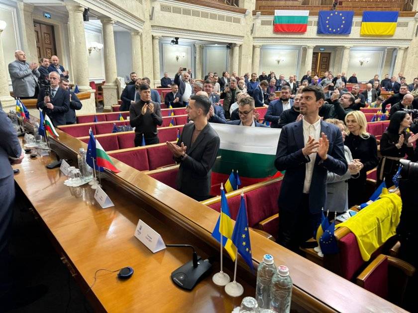 Украински депутати разпънаха българския флаг във Върховната Рада